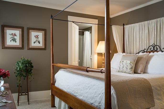 Romantic getaways in New Hampshire, four poster bed.